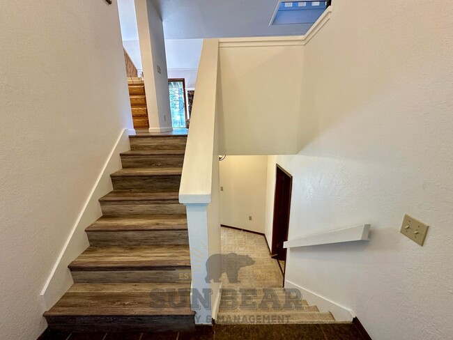 Building Photo - Cozy 2 bedroom on the creek w 1 Car Garage!