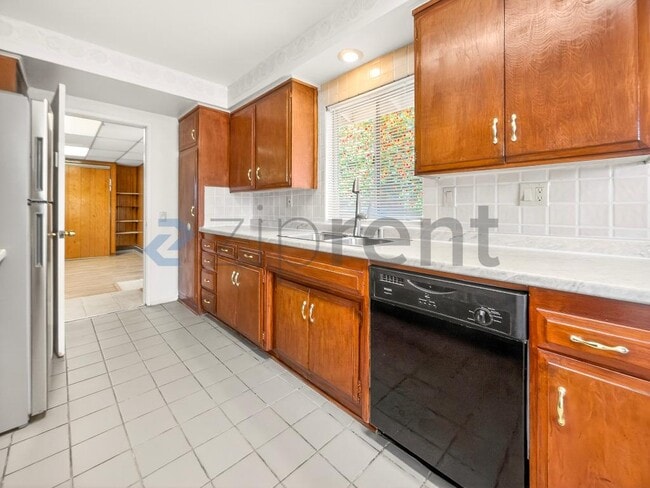 Building Photo - 9534 Swinton Ave