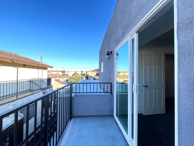 Building Photo - 4 Bed, 4.5 Bath Located in Hawthorne, CA