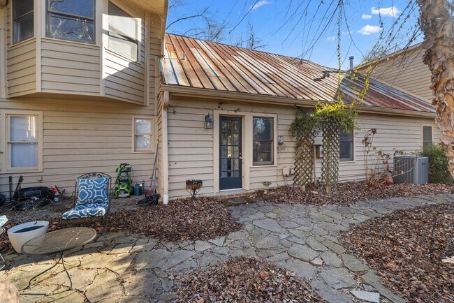 Building Photo - 303 Henderson St