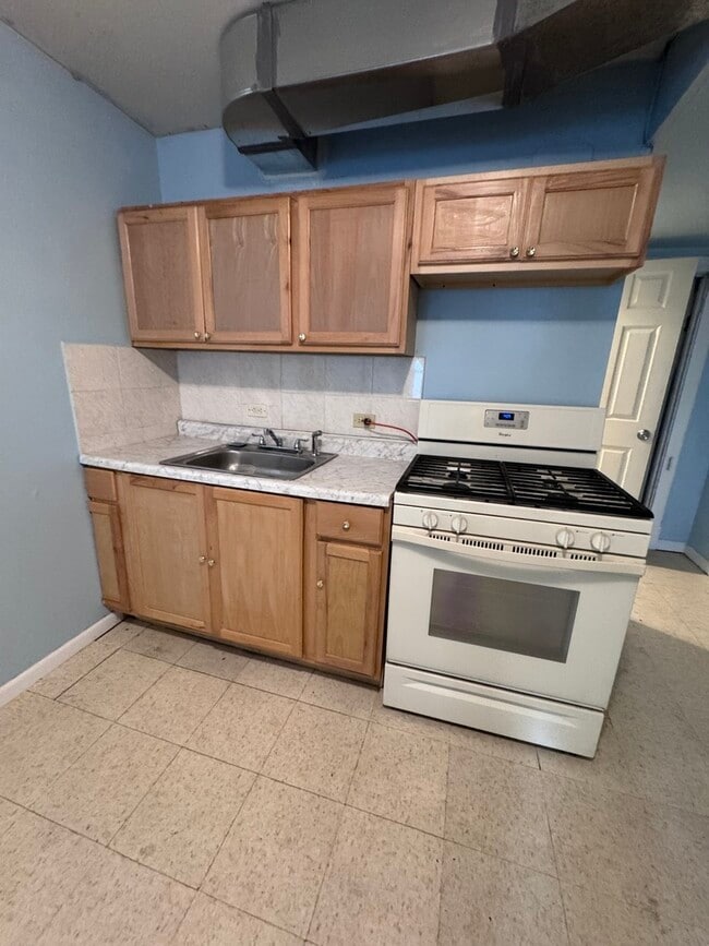 Building Photo - 3717 W Dickens Ave