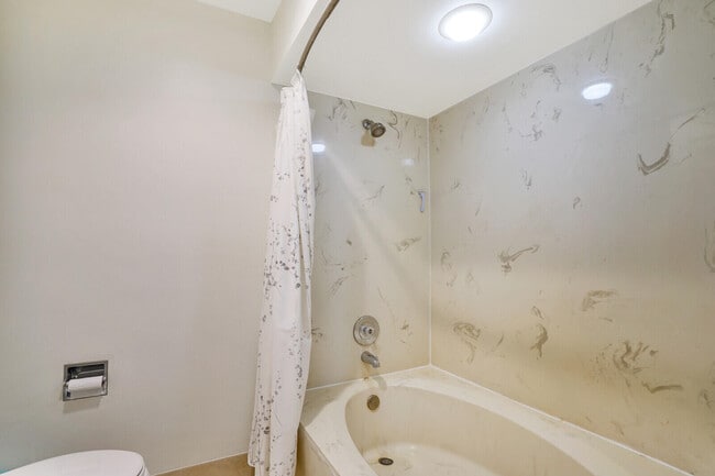 Building Photo - 5804 Fox Hollow Dr