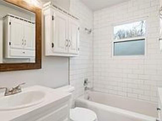 Building Photo - Updated 2 Bed 1 Bath Rental Home Tulsa