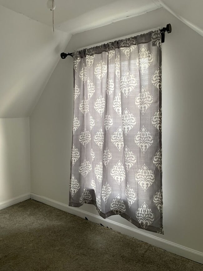 Building Photo - HEAT IS NOW INCLUDED IN THE RENT!Charming ...