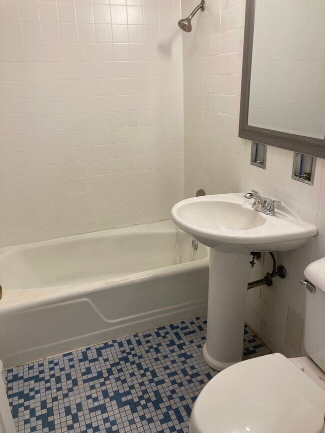 Building Photo - 2420 W Berwyn Ave