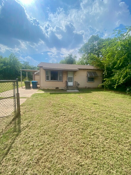 Primary Photo - 225 N Richards Ave