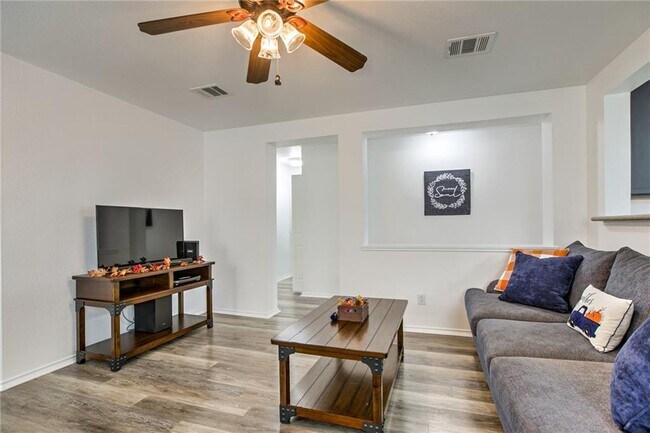 Building Photo - 2322 Kuykendall Dr