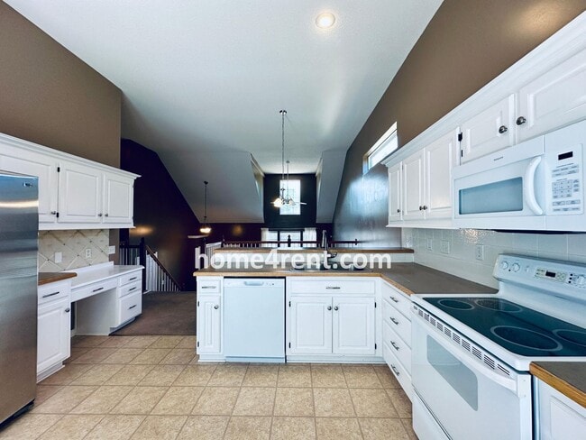 Building Photo - Four Bedroom Olathe Home in a Quiet Neighb...