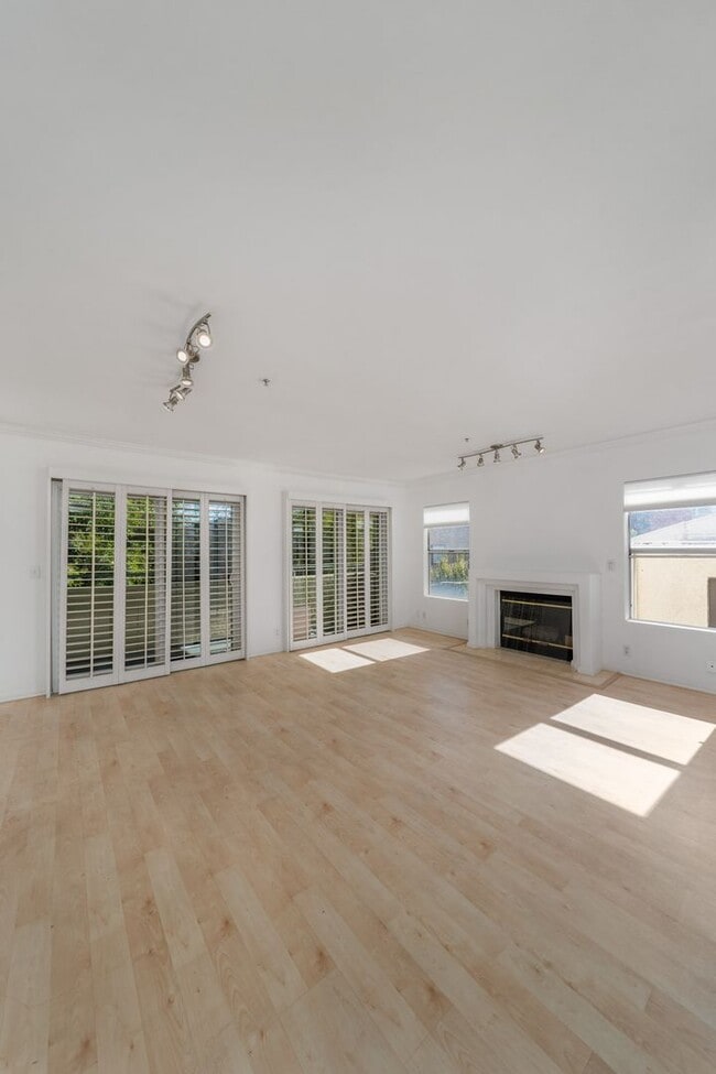 Building Photo - Charming 2-Bedroom, 3-Bathroom Home for Rent
