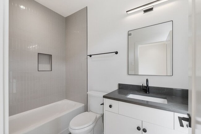 Building Photo - Stunning End Unit Townhome in Salemtown