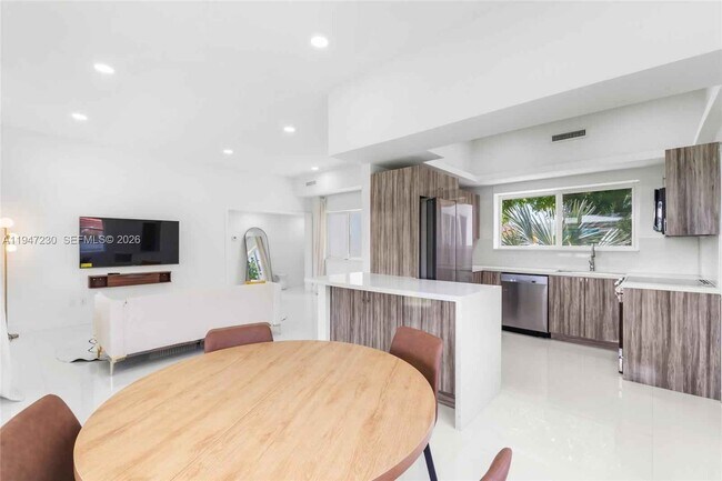Building Photo - 1581 Normandy Dr