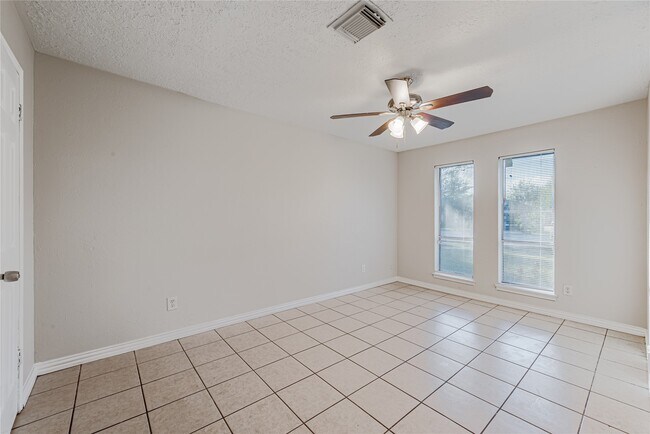 Building Photo - 2021 Kingsdale Dr