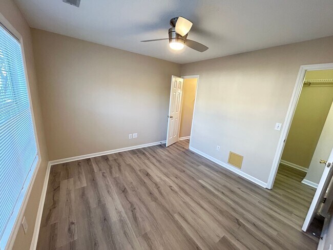 Building Photo - Silver Creek Village | 2 Bed, 2 Bath | Mon...
