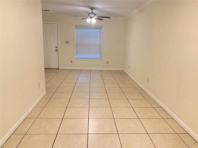 Building Photo - 814 Mobile Dr