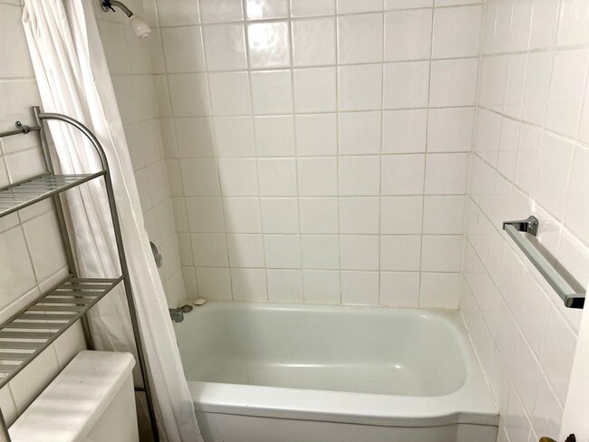 Building Photo - 676 N Davis St