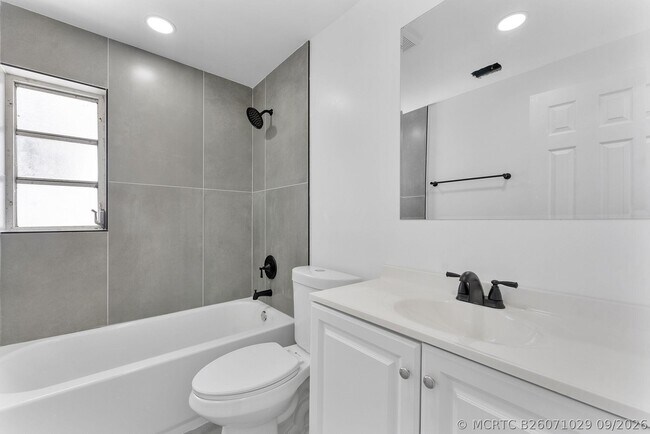 Building Photo - 354 NW 4th Pl