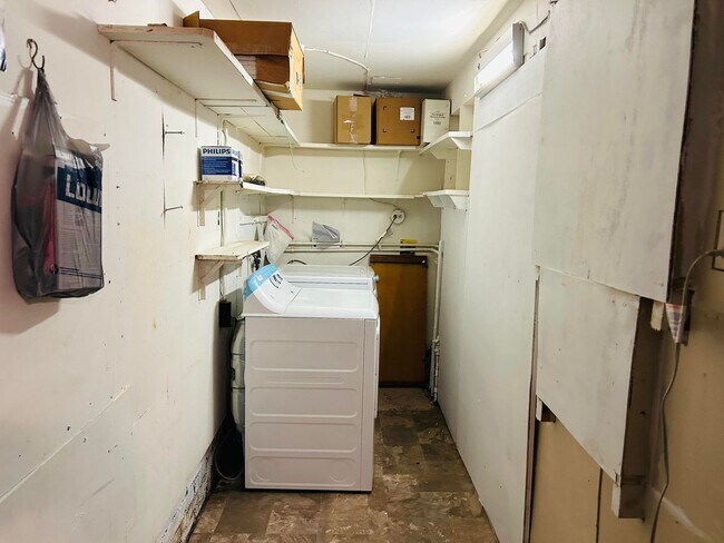 Building Photo - Fabulous 3 bedroom 2 bathroom Ranch home in Lawndale Homes area in NW Greensboro. Huge yard.