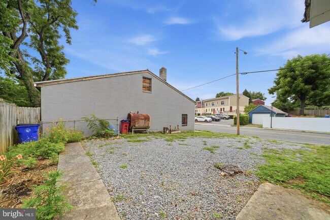 Building Photo - 403 W South St