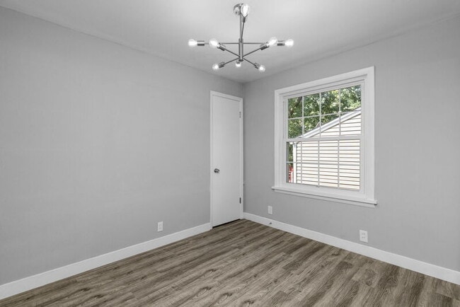 Building Photo - 1122 Roxton Dr