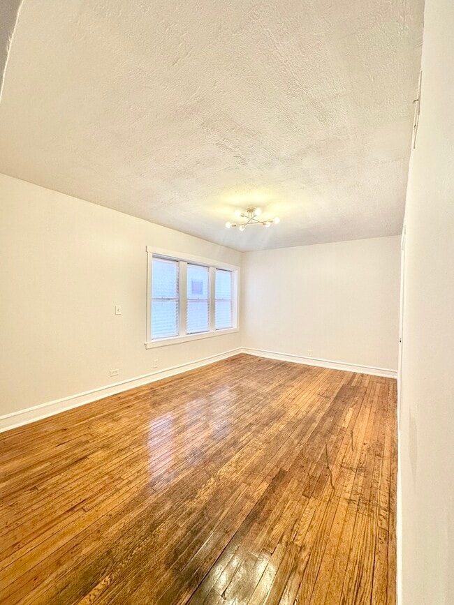 Building Photo - 1327 N Lorel Ave