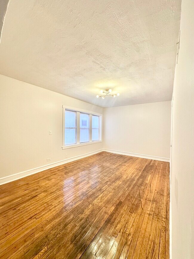 Building Photo - 1329 N Lorel Ave