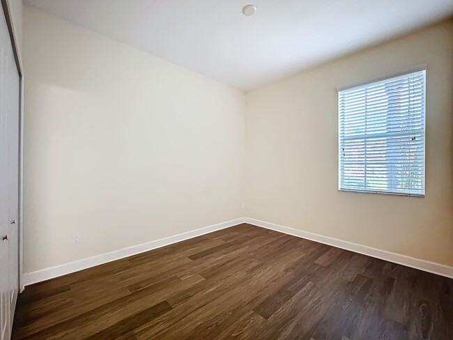 Building Photo - 6 BEDROOM 3 BATHROOM TWO STORY HOME ON IND...