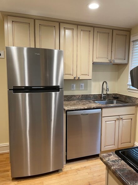 Beautiful kitchen with granite counter tops and newer dishwasher. - 1620 Graefield Rd