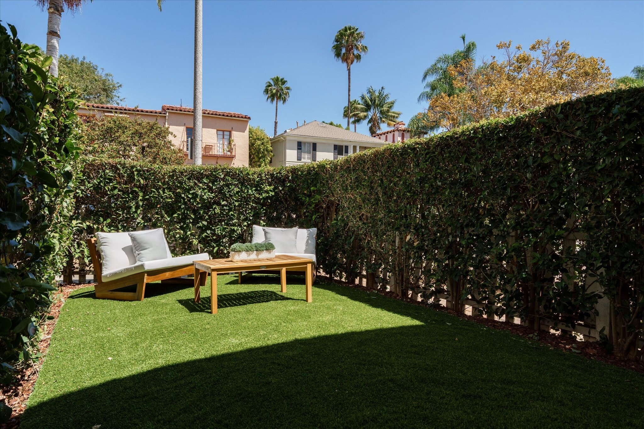 Private yard hedged and gated - 215 S Poinsettia Pl