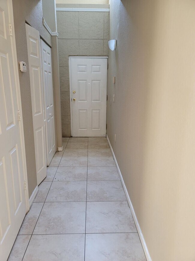 Building Photo - Large Sunridge Palms townhome across from USF!