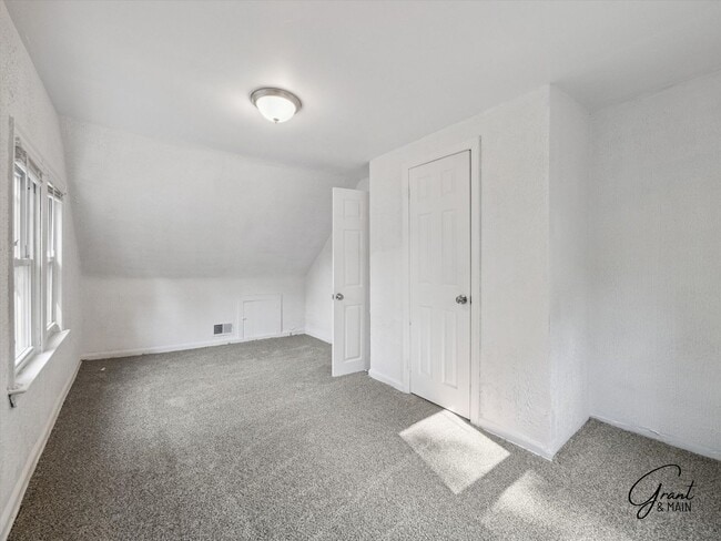 Building Photo - $1200 3 bedroom bungalow