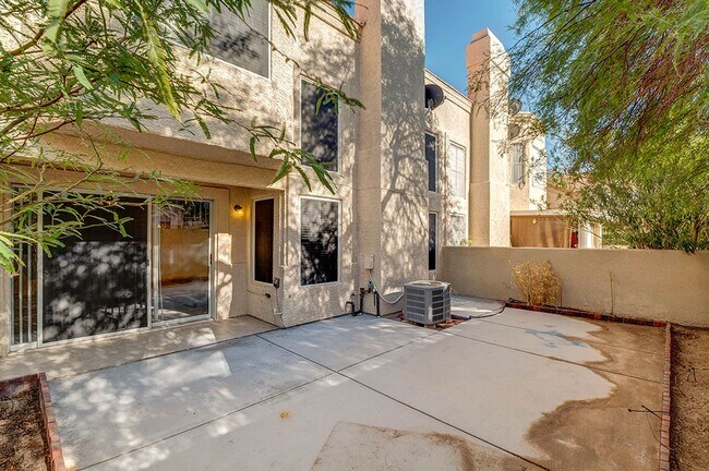 Building Photo - Gorgeous 2 Bedroom home in Desert Shores Racquet Club!