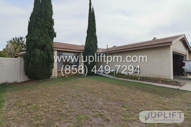 Building Photo - 3 Bed, 2 Bath House w/ 2-Car Garage, Priva...