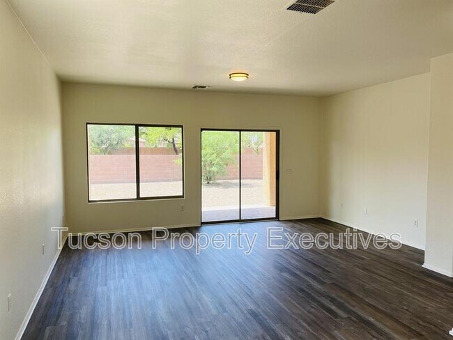 Building Photo - 11879 W Fontenelle Dr