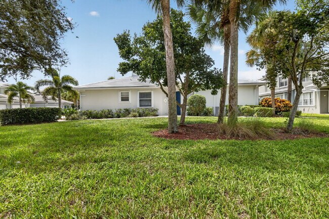 Building Photo - "Charming 2 Bed plus Den, 2-Bath Townhouse with 1500 Sq Ft of Comfort in Greenacres!"
