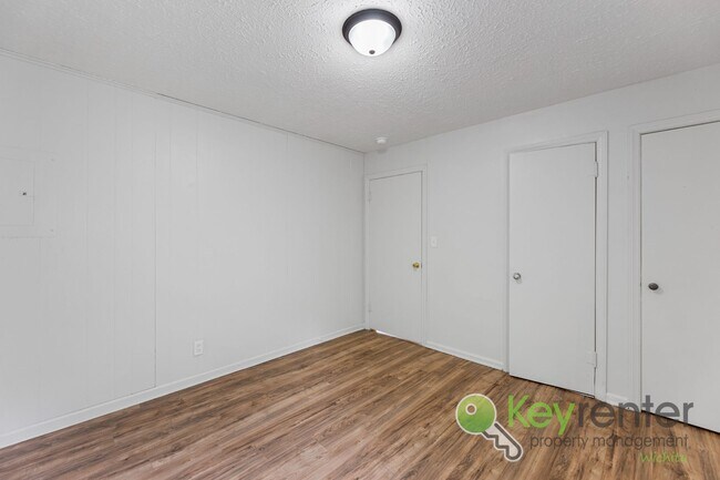 Building Photo - E Elm St Triplex