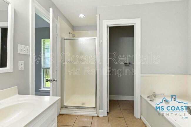 Building Photo - 11360 Creek Dr