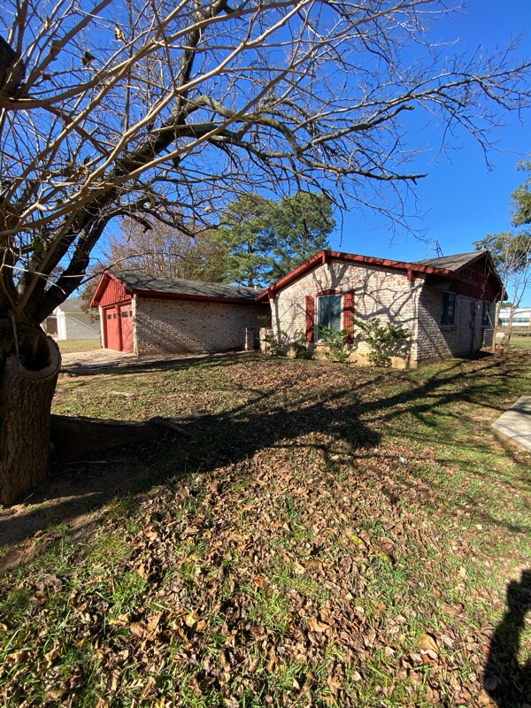 Building Photo - 2709 Shawn Dr