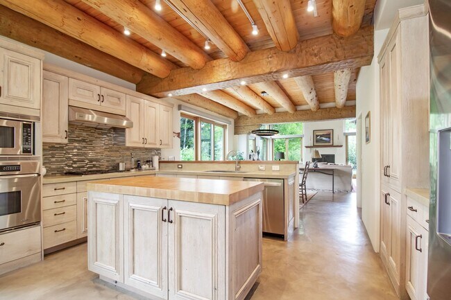 Building Photo - Sun Valley Home, Fully Furnished and Move-in Ready