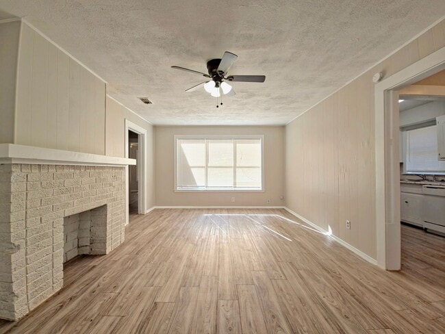 Building Photo - Cozy 2 Bedroom Home