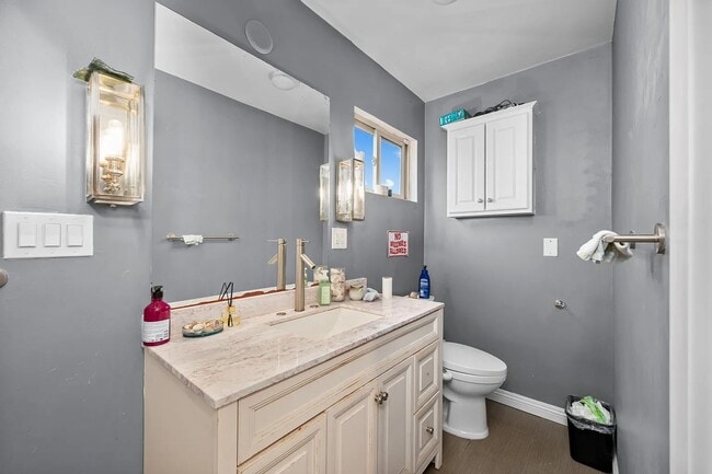 Building Photo - Large 8 Bedroom 4 Bath House Right Next to Campus!