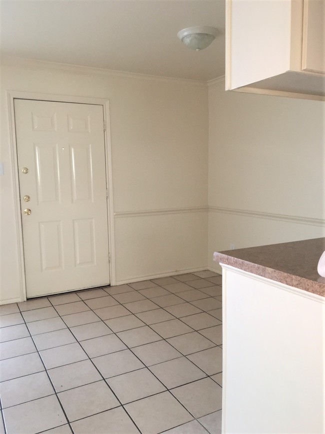 Building Photo - Los Pinos Apartments