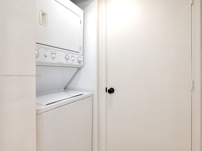 Building Photo - 1750 N Bayshore Dr