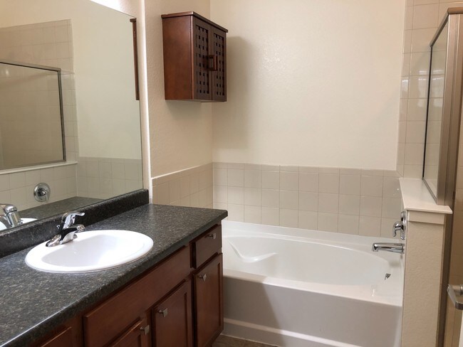 Building Photo - 2BD/2BA condo w/ great kitchen, W/D, pool, garage & more!