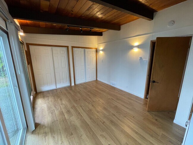 Building Photo - Fantastic 3 Bedroom Home with Gorgeous Oce...