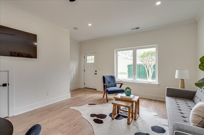 Building Photo - 2519 E 12th St