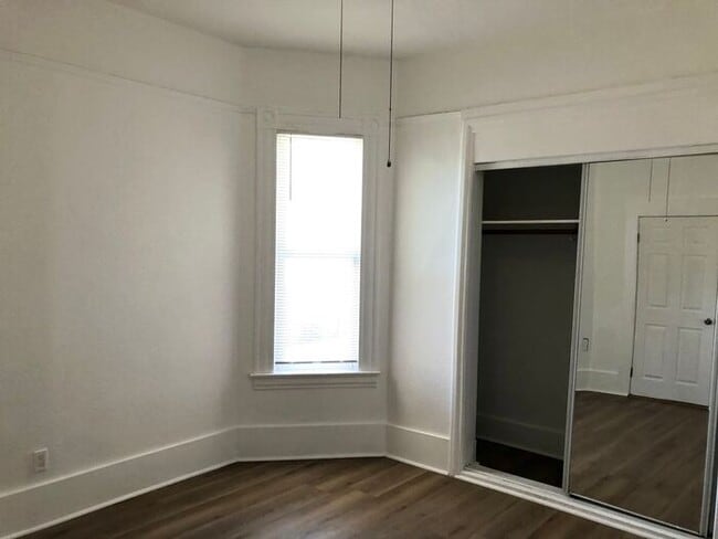 Building Photo - Two Story Home - 7 Bedrooms and 4 Bathroom...