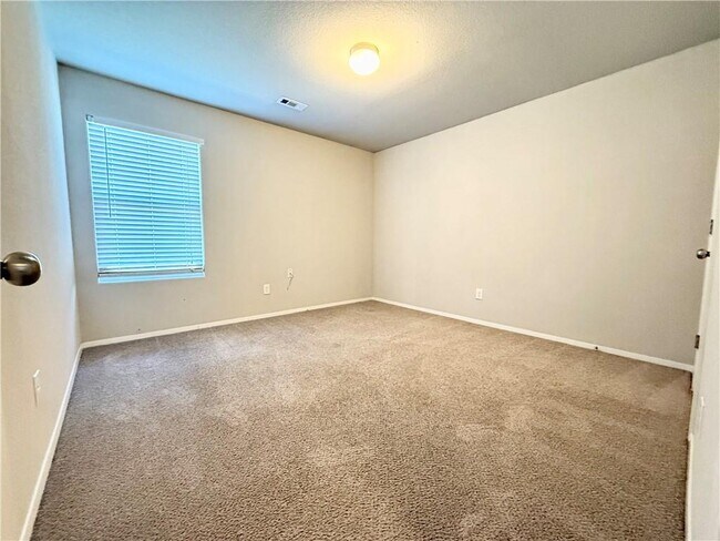 Building Photo - 868 NW Evans Cir