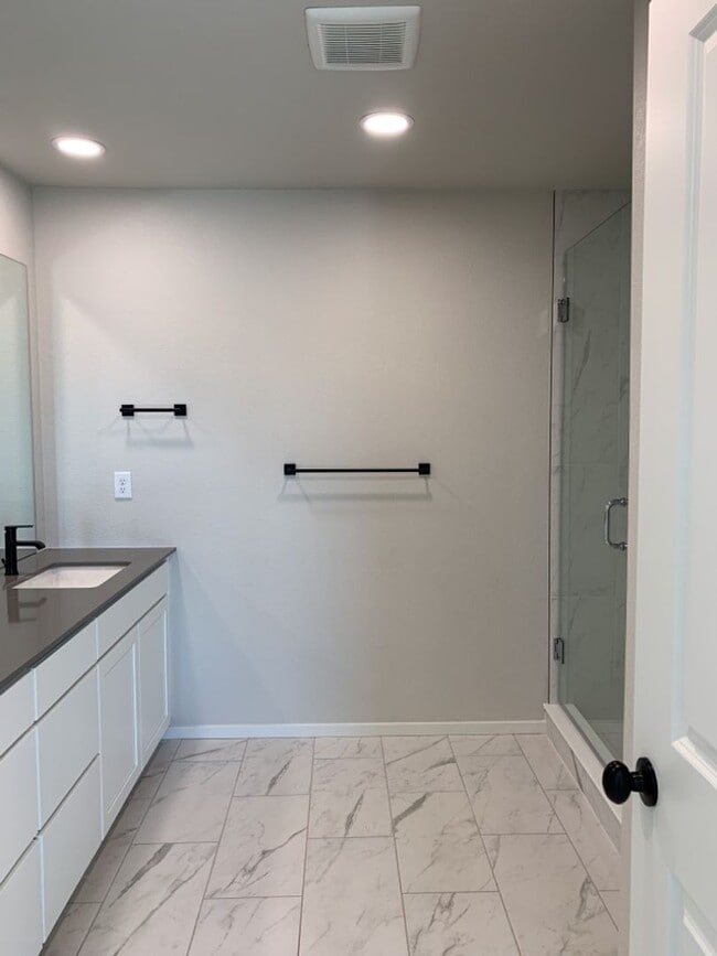 Building Photo - Exquisite 4 Bed 2.5 Bath Single Family Home with 3-car garage