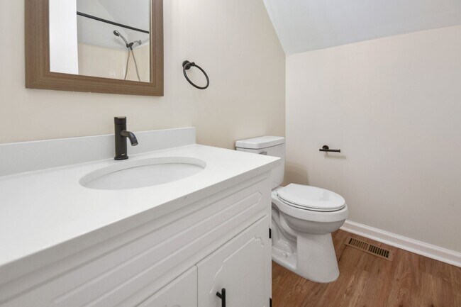 Building Photo - Pet Friendly Four Bedroom!