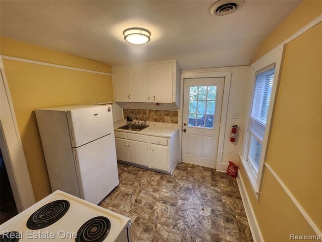 Building Photo - 400 Stratford Rd